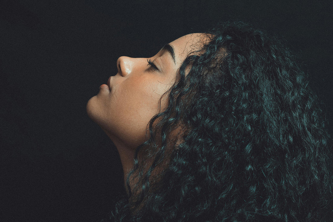 Image of a girl with curly hair from behind