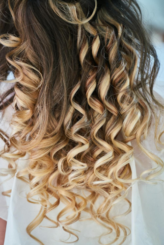 Image of curly brown and blonde voluminous hair. Taken from Pexels