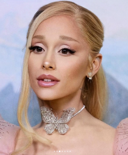 Image of Ariana Grande with blonde hair extensions.