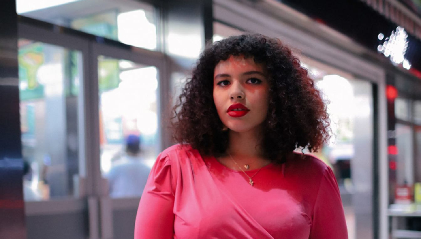 Image of a girl with a curly wig and a micro bang.