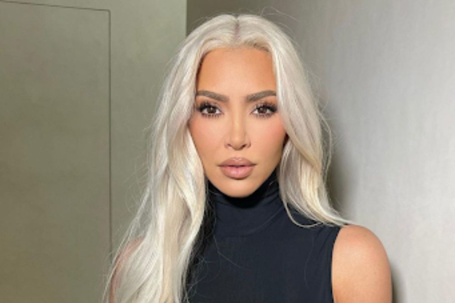 Image of Kim Kardashian with extensions in bleach blonde. Taken from Pexels