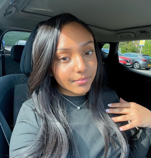 Image of Lauren Gordon taking a selfie. 